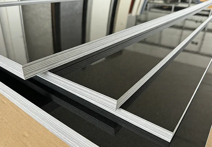 ຄຸນສົມບັດຂອງ PET Mirror Carbon Crystal Wall Panel.